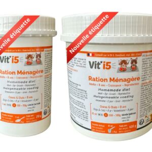 VIT'I5 Orange en poudre est un complément alimentaire de première qualité conçu pour garantir une alimentation équilibrée pour les chiens et les chats de moins de 8 ans. Formulé par un vétérinaire nutritionniste, ce produit répond aux besoins nutritionnels spécifiques de vos animaux de compagnie, contribuant ainsi à leur bien-être général. Ce complément alimentaire est spécialement adapté pour équilibrer les rations alimentaires ménagères, telles que celles composées de viande, de poisson, de Vit'I5, d'huile de colza, de légumes et parfois de féculent. L'élément clé de VIT'I5 Orange réside dans son ratio phospho-calcique de 3, ce qui en fait le complément phospho-calcique idéal pour compléter au mieux la ration ménagère dans plusieurs cas de figure : les chiots et chatons en pleine croissance, les chiens et chats adultes en pleine forme jusqu'à 8 ans, ainsi que les femelles reproductrices en fin de gestation et en période de lactation. Même si vos animaux consomment occasionnellement des produits laitiers comme du fromage, du yaourt ou du lait, une alimentation ménagère peut présenter des lacunes nutritionnelles. C'est là que VIT'I5 Orange intervient en tant que soutien nutritionnel essentiel pour leur santé globale.