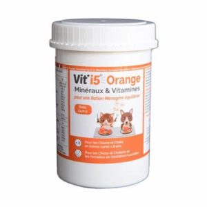 VIT'I5 Orange en poudre est un complément alimentaire de première qualité conçu pour garantir une alimentation équilibrée pour les chiens et les chats de moins de 8 ans. Formulé par un vétérinaire nutritionniste, ce produit répond aux besoins nutritionnels spécifiques de vos animaux de compagnie, contribuant ainsi à leur bien-être général. Ce complément alimentaire est spécialement adapté pour équilibrer les rations alimentaires ménagères, telles que celles composées de viande, de poisson, de Vit'I5, d'huile de colza, de légumes et parfois de féculent. L'élément clé de VIT'I5 Orange réside dans son ratio phospho-calcique de 3, ce qui en fait le complément phospho-calcique idéal pour compléter au mieux la ration ménagère dans plusieurs cas de figure : les chiots et chatons en pleine croissance, les chiens et chats adultes en pleine forme jusqu'à 8 ans, ainsi que les femelles reproductrices en fin de gestation et en période de lactation. Même si vos animaux consomment occasionnellement des produits laitiers comme du fromage, du yaourt ou du lait, une alimentation ménagère peut présenter des lacunes nutritionnelles. C'est là que VIT'I5 Orange intervient en tant que soutien nutritionnel essentiel pour leur santé globale.